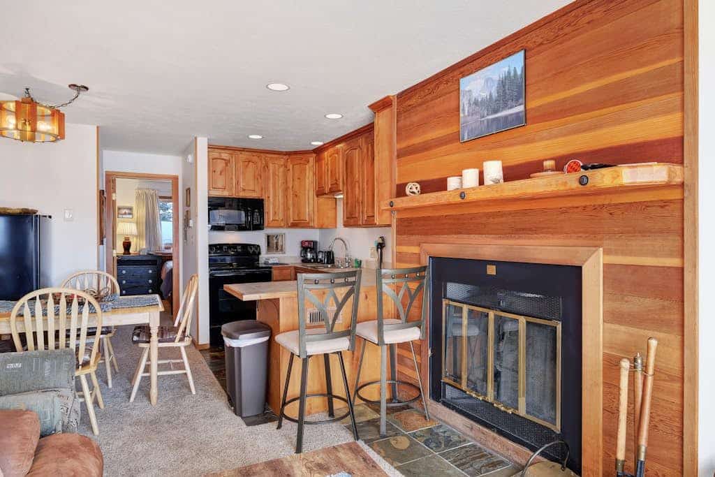 Delightful condo with mountain views & clubhouse with pool & hot tub