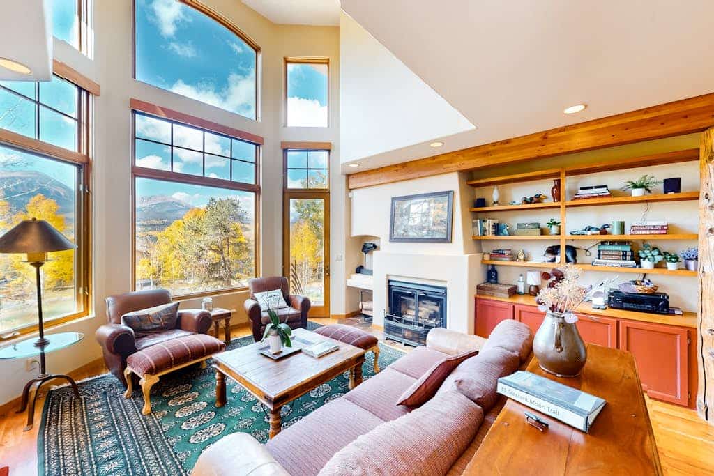 Expansive getaway with stunning views, hot tub  & fast WiFi - dogs welcome