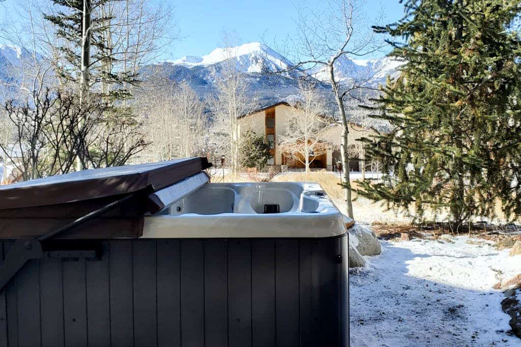 Expansive getaway with stunning views, hot tub  & fast WiFi - dogs welcome