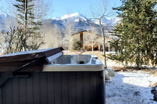 Expansive getaway with stunning views, hot tub & fast WiFi - dogs welcome