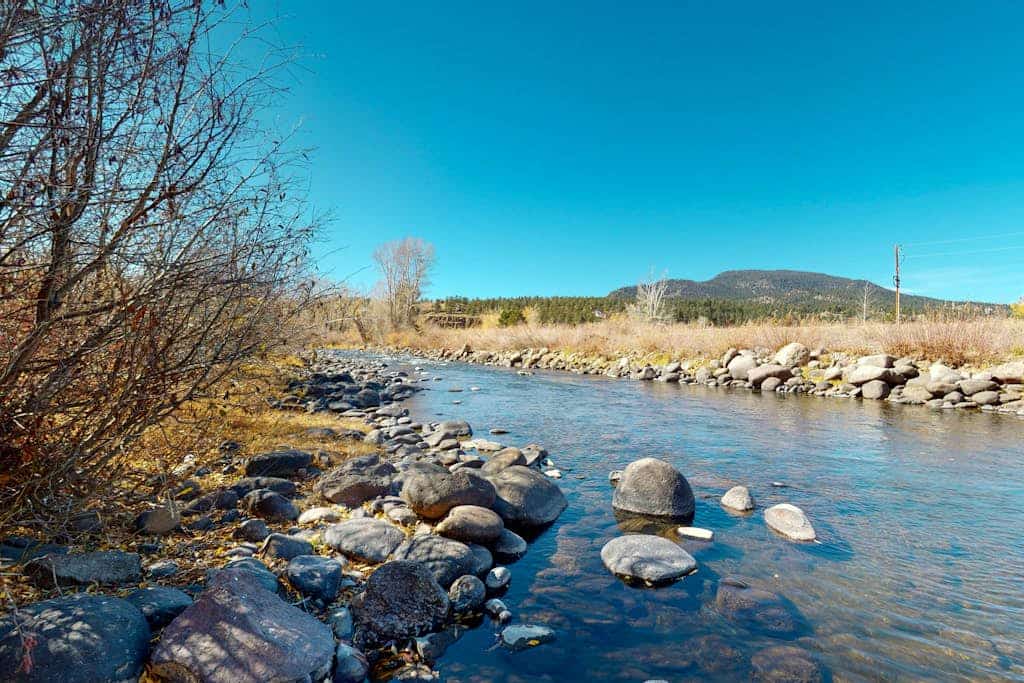 Riverside log cabin w/private deck/hot tub/free WiFi/full kitchen + near trails