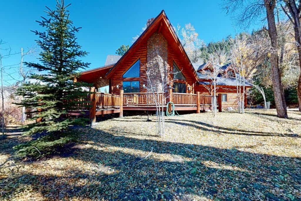 Riverside log cabin w/private deck/hot tub/free WiFi/full kitchen + near trails