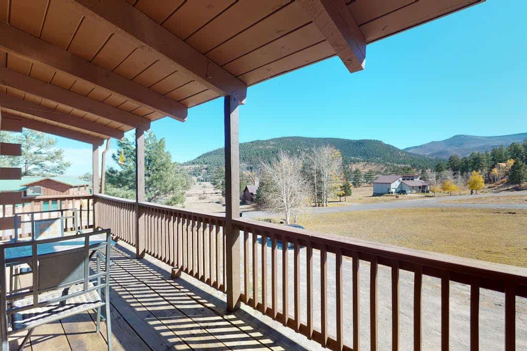 Beautiful South Fork home w/private deck & hot tub, full kitchen, and free WiFi