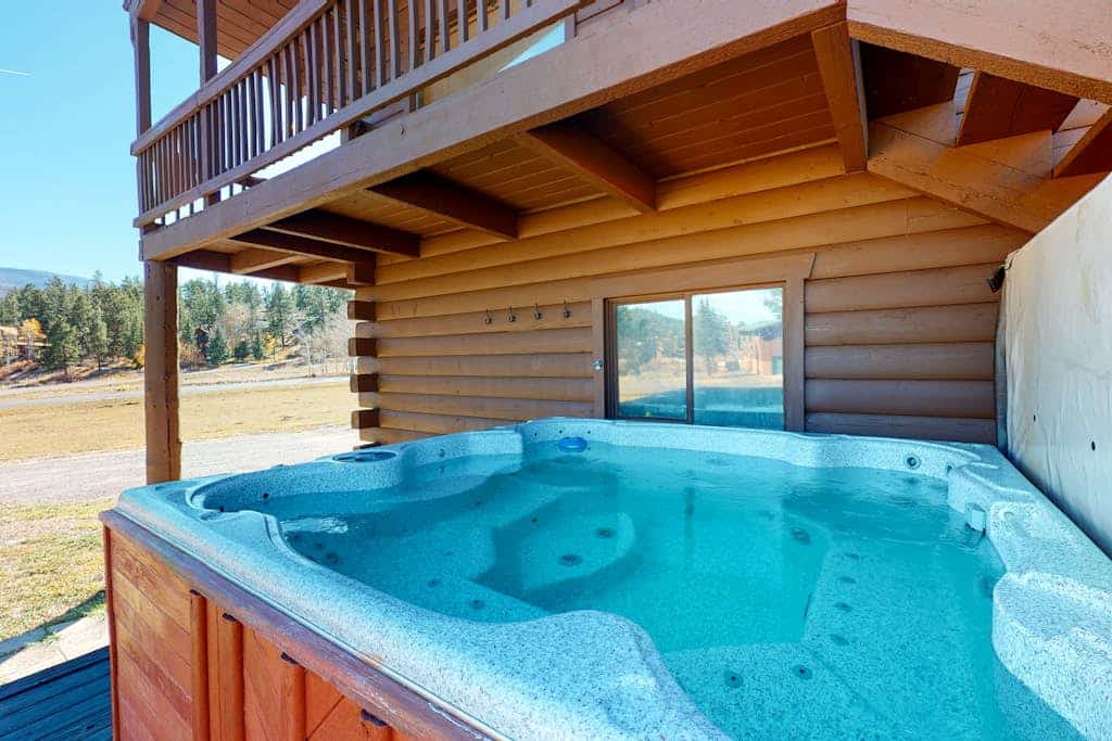 Beautiful South Fork home w/private deck & hot tub, full kitchen, and free WiFi