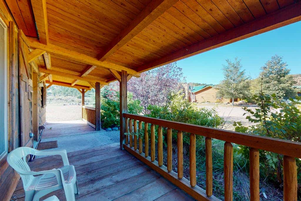 Rustic bunk house surrounded by beauty w/ fully equipped kitchen & free WiFi