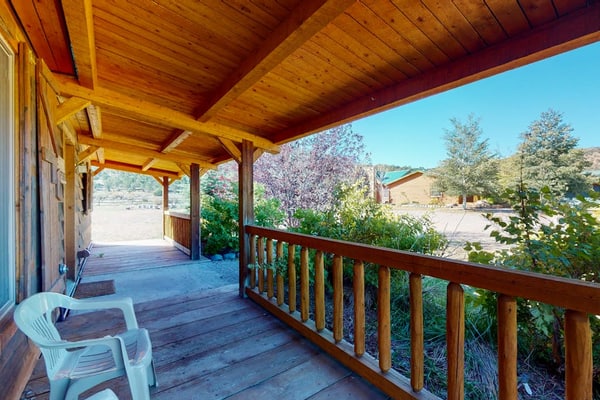 Rustic bunk house surrounded by beauty w/ fully equipped kitchen & free WiFi