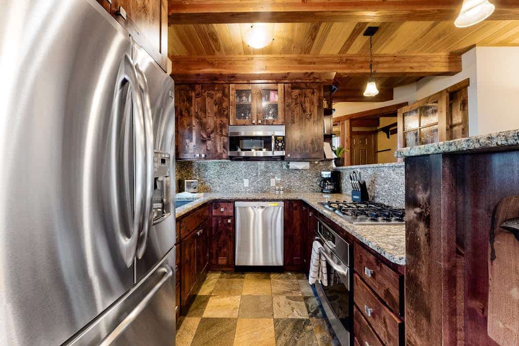 Wonderful condo close to lifts w/ deck, full kitchen, fireplace, & washer/dryer