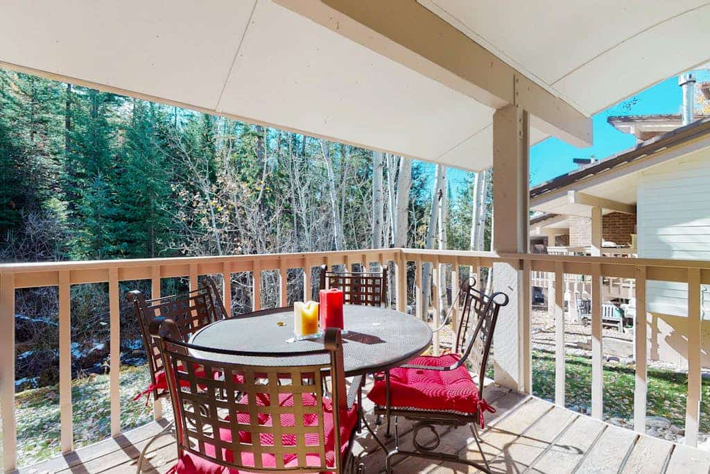 Wonderful condo close to lifts w/ deck, full kitchen, fireplace, & washer/dryer