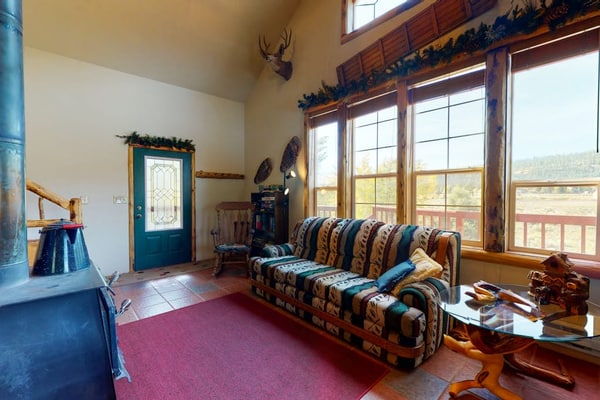 Charming rural cabin w/ mountain views, sauna, and deck - close to Rio Grande