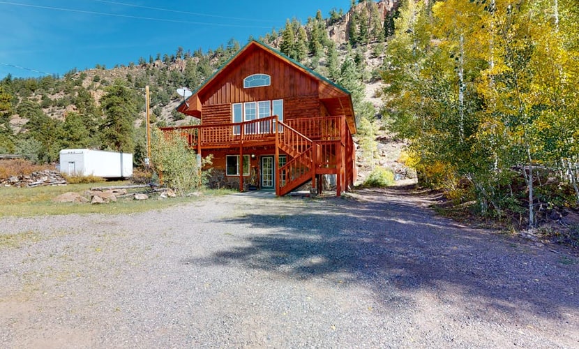 Charming rural cabin w/ mountain views, sauna, and deck - close to Rio Grande