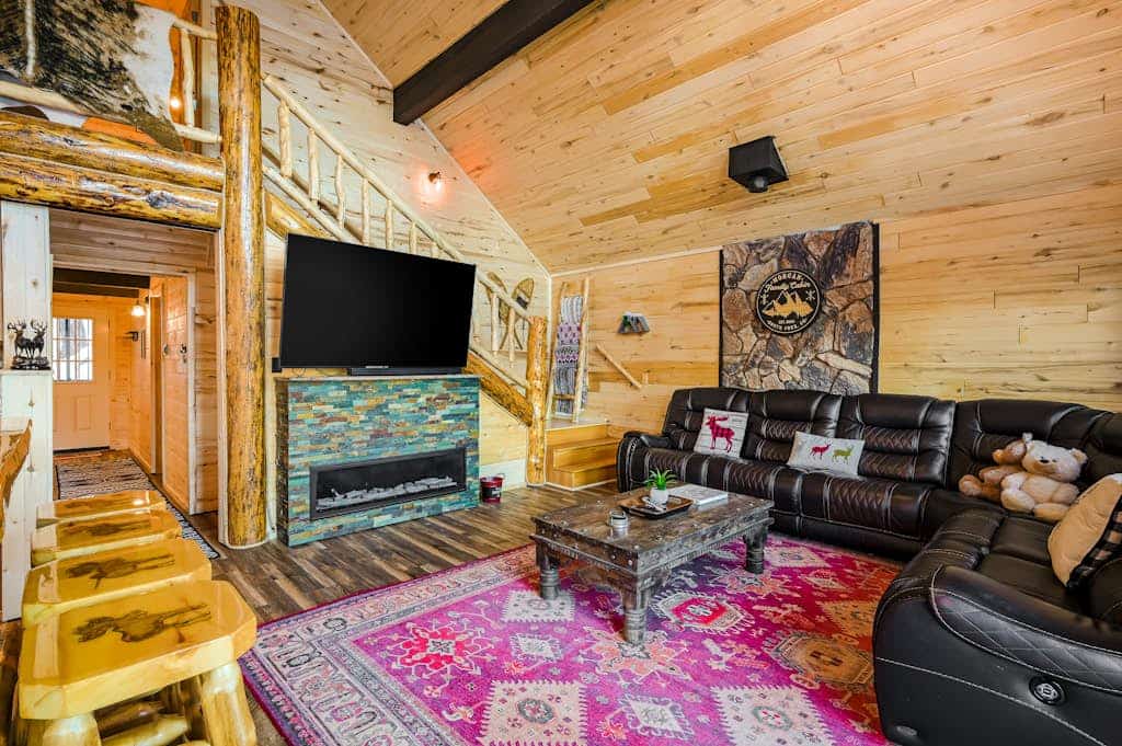 Near Town W/ Scenic Deck, Hot tub, Free WiFi, Full Kitchen & More
