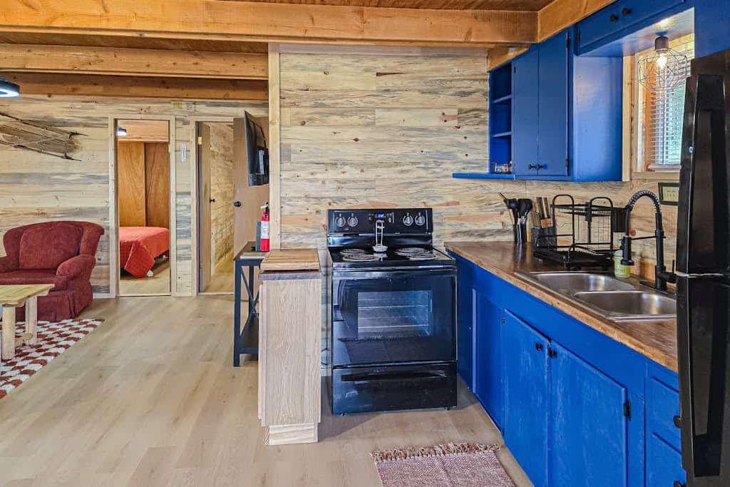 Charming cabin close to activities with spacious deck and great views