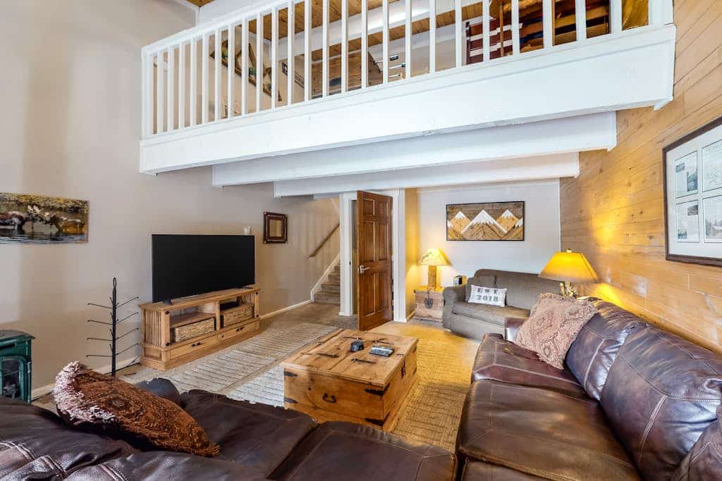 Beautiful condo near the lifts with pool, WiFi, private washer/dryer
