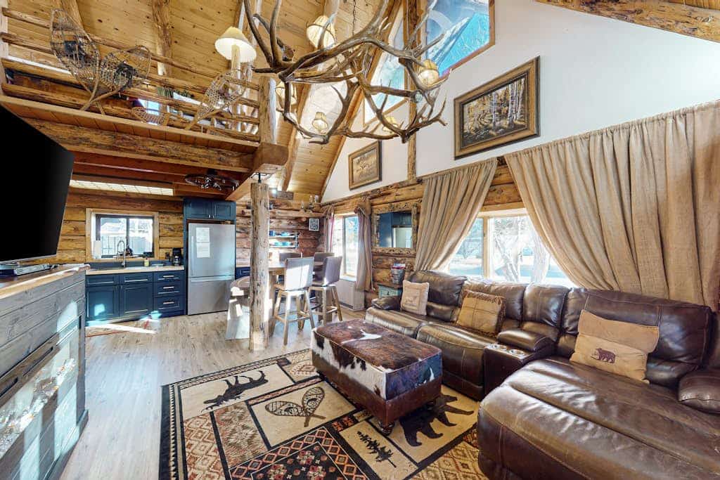 Classic alpine cabin with fast WiFi, enclosed yard, deck, dogs ok