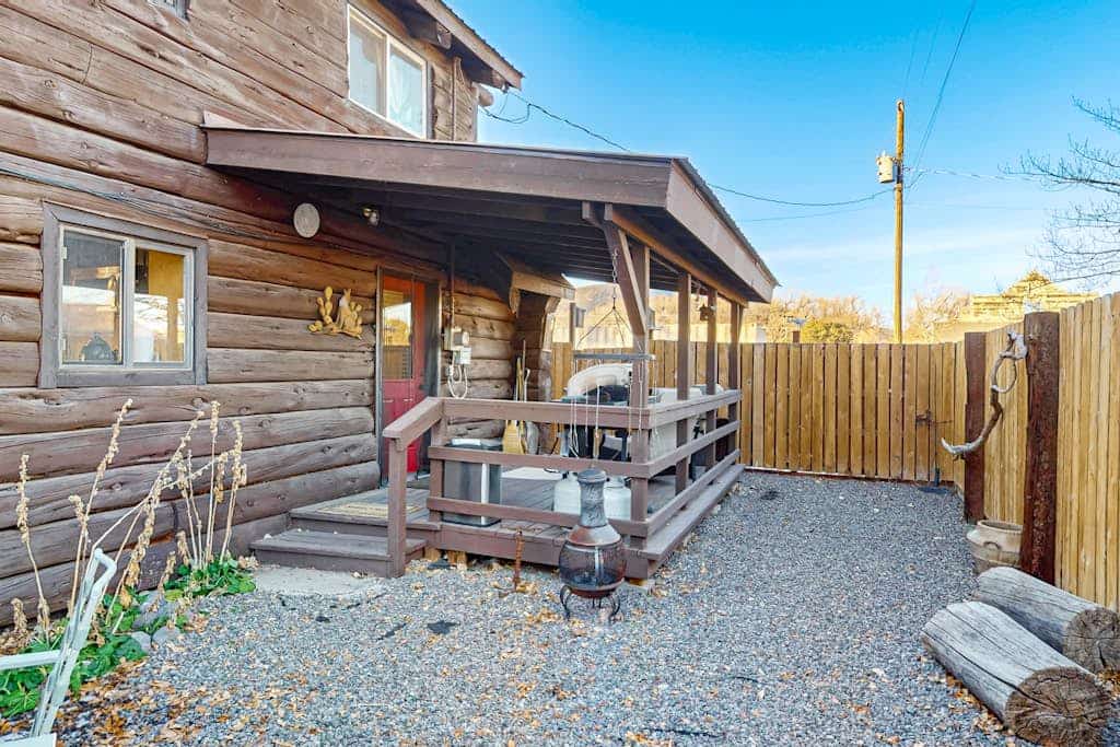 Classic alpine cabin with fast WiFi, enclosed yard, deck, dogs ok