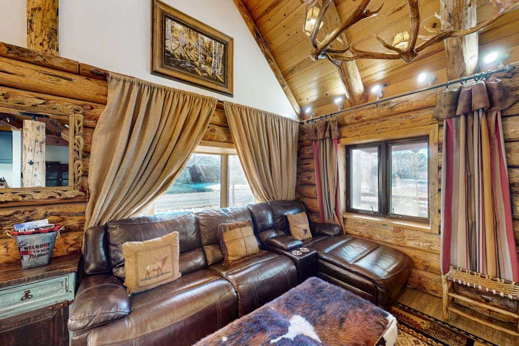 Classic alpine cabin with fast WiFi, enclosed yard, deck, dogs ok