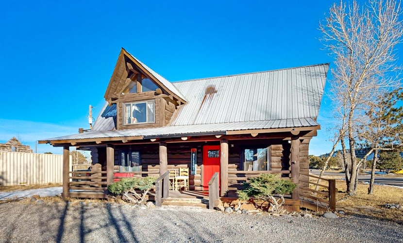 Classic alpine cabin with fast WiFi, enclosed yard, deck, dogs ok