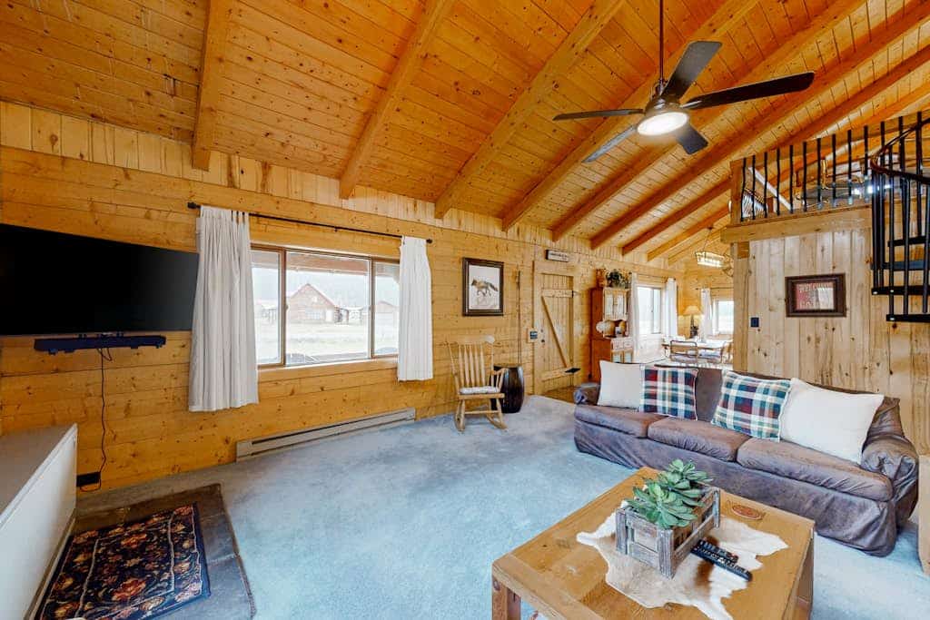 Relaxing mountain home, huge deck with great views and large private yard