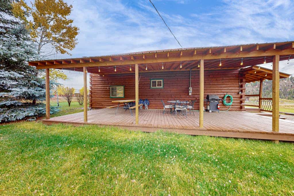 Relaxing mountain home, huge deck with great views and large private yard
