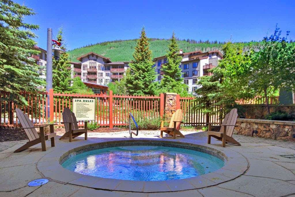 Cozy mountain condo with shared hot tub and gym, walk to ski lift