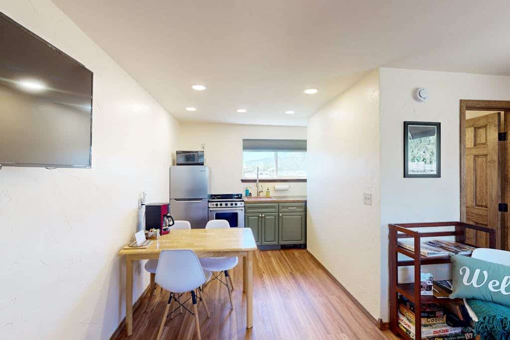 Cozy studio w/ nearby hiking & biking trails, free Wifi