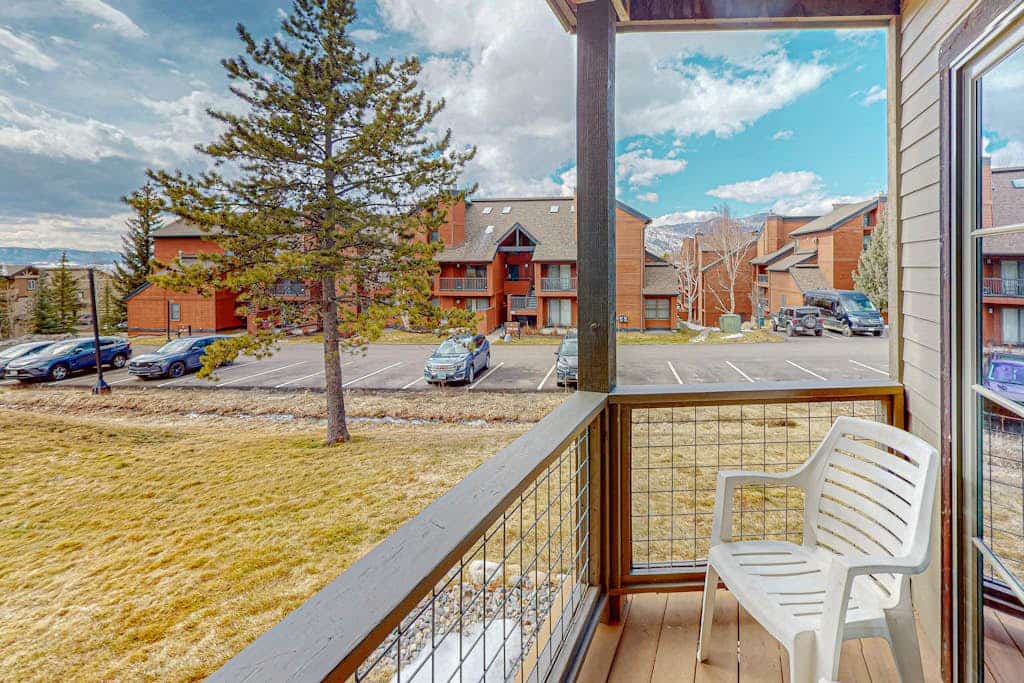 One Mile to Slopes with Gas Fireplace, Balcony & Shared Hot Tub/Sauna/Steam Room