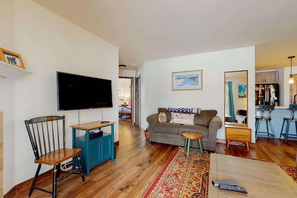 Ground-floor condo with hot tub, patios & mountain view