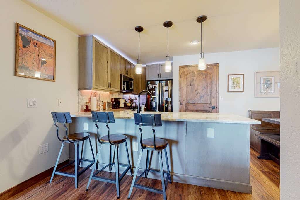 Ground-floor condo with hot tub, patios & mountain view