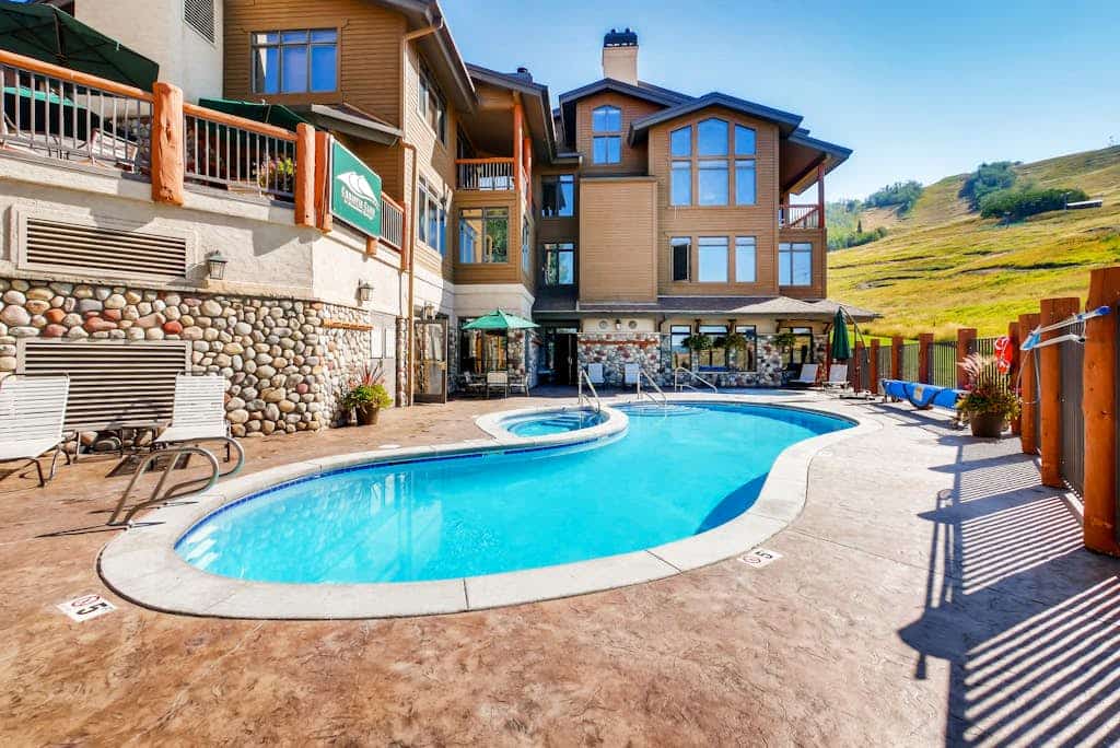 Well-equipped ski-in/out condo with pool, WiFi, hot tub, & gym