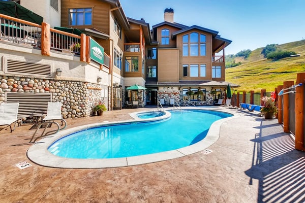 Well-equipped ski-in/out condo with pool, WiFi, hot tub, & gym