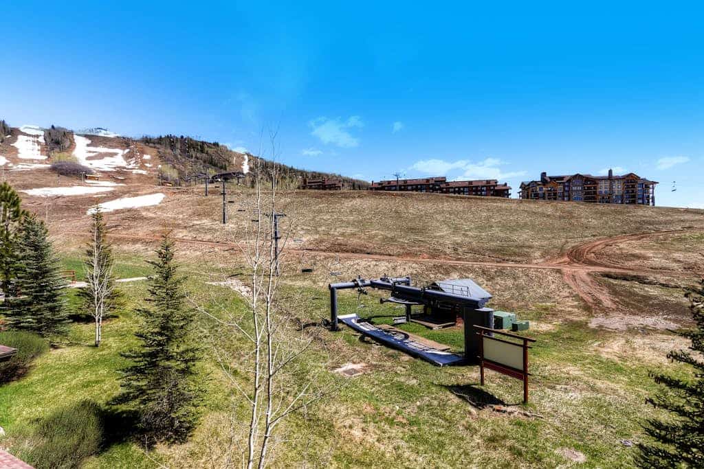 Well-equipped ski-in/out condo with pool, WiFi, hot tub, & gym