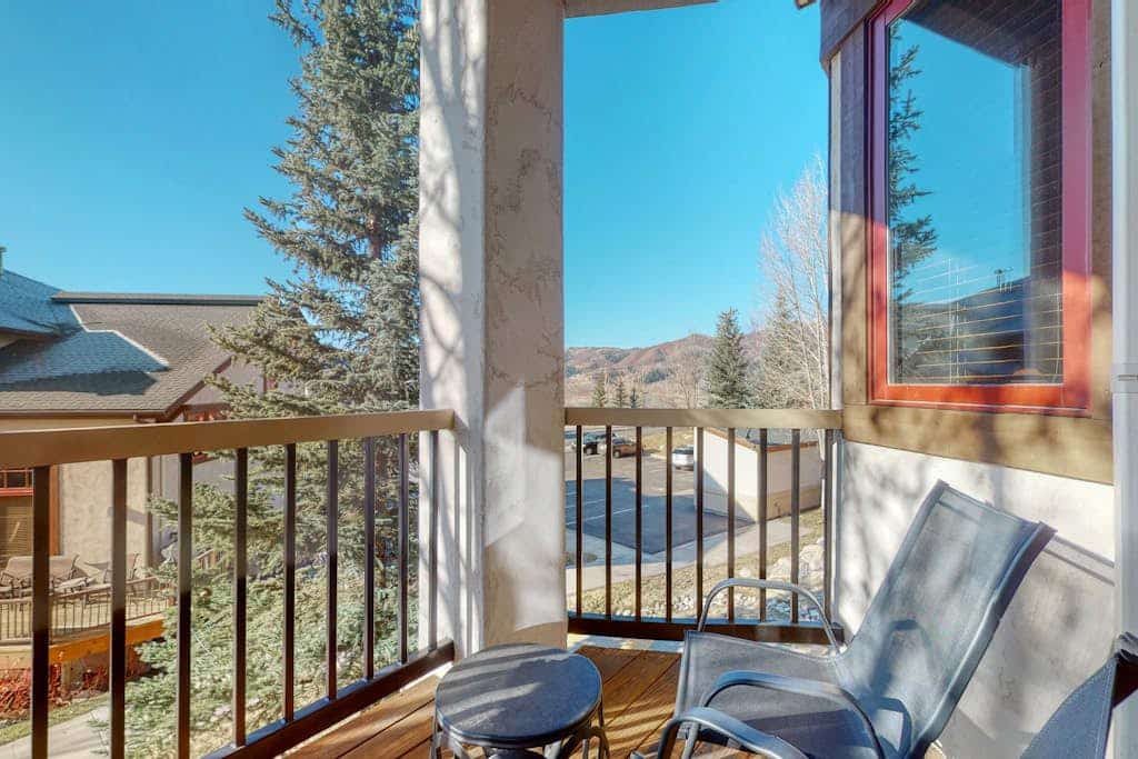 EagleRidge Lodge 209 Inviting, walk-to-lift condo w/ fireplace & shared pool/hot tubs/gym/shuttle