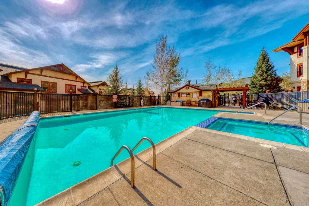 EagleRidge Lodge 209 Inviting, walk-to-lift condo w/ fireplace & shared pool/hot tubs/gym/shuttle