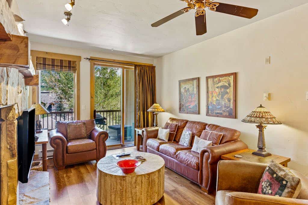 Mountain view condo w/ fireplace, resort pool/hot tubs/shuttle - walk to gondola