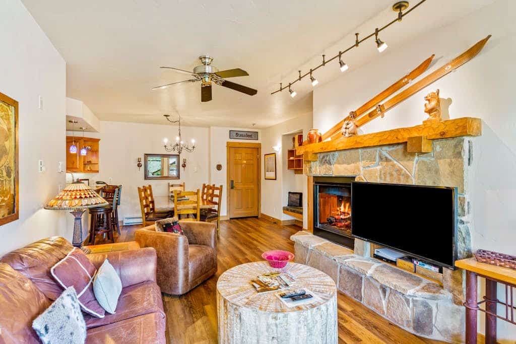 Mountain view condo w/ fireplace, resort pool/hot tubs/shuttle - walk to gondola