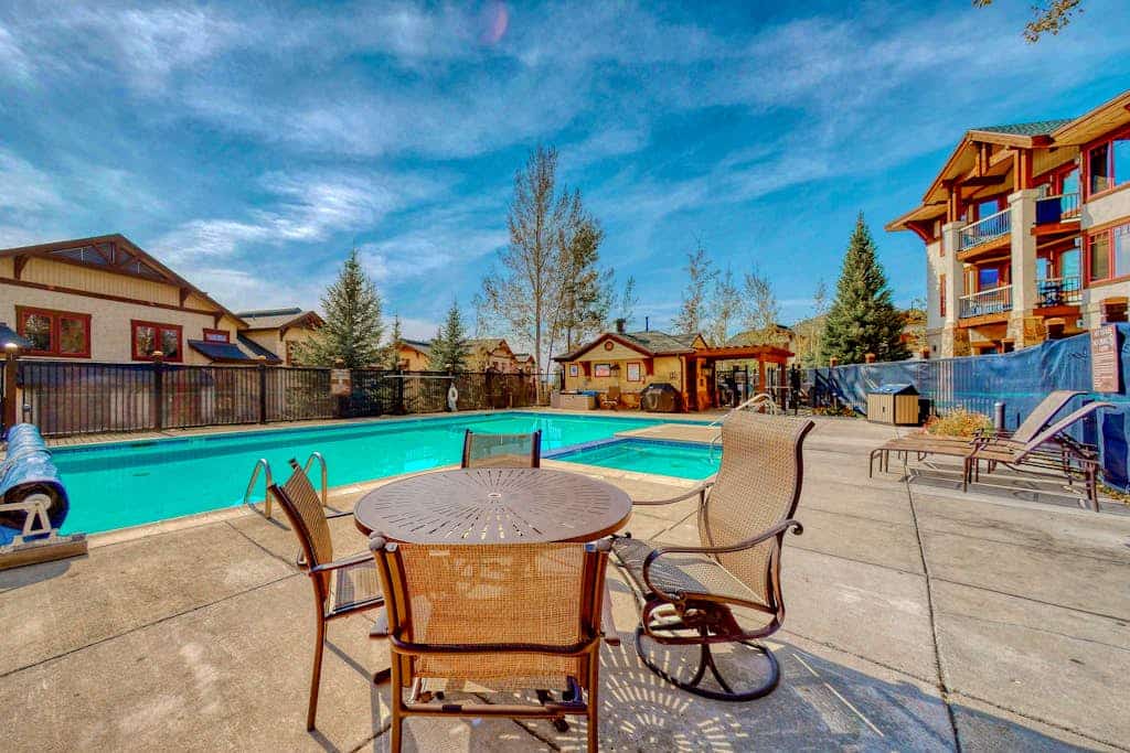 EagleRidge Lodge 308Top-floor, walk-to-lift, corner condo w/ fireplace, views & resort hot tubs/pool