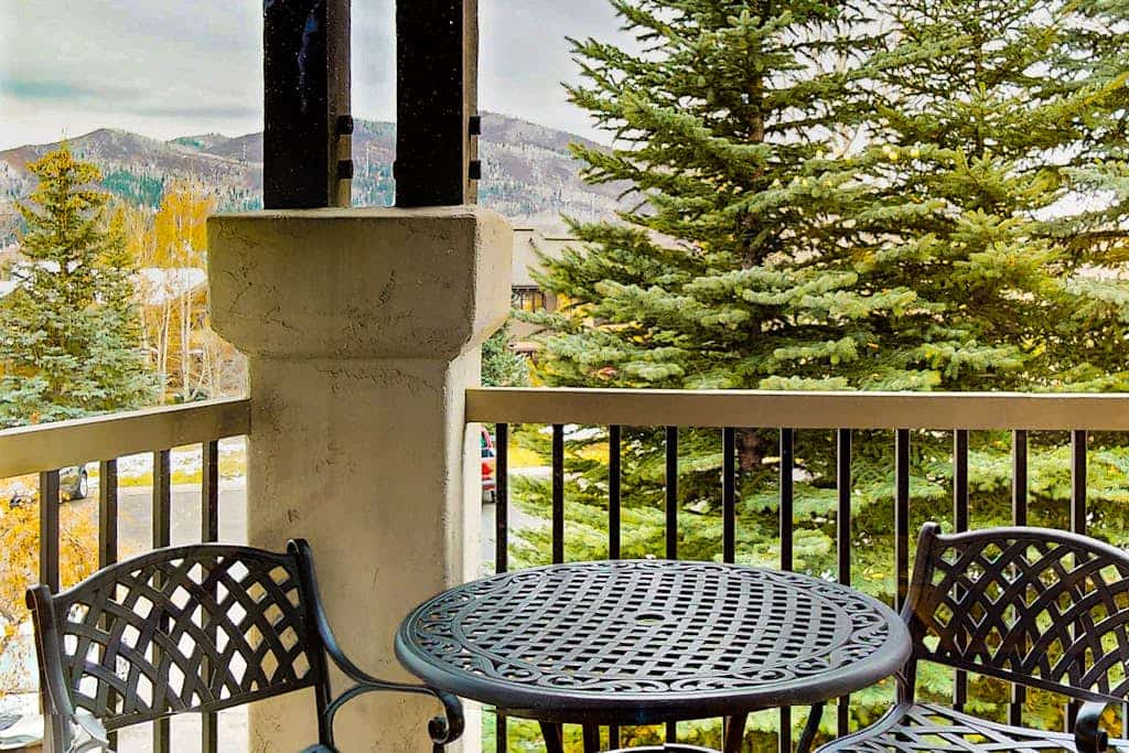 Walk to Ski/Eat Condo w/ Fireplace, AC, Pool, Hot Tubs, Balcony, & Mtn Views