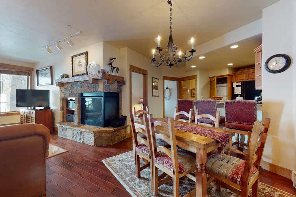 Walk-to-lift condo w/ fireplace, W/D, WiFi & shared hot tubs/pool/ski shuttle