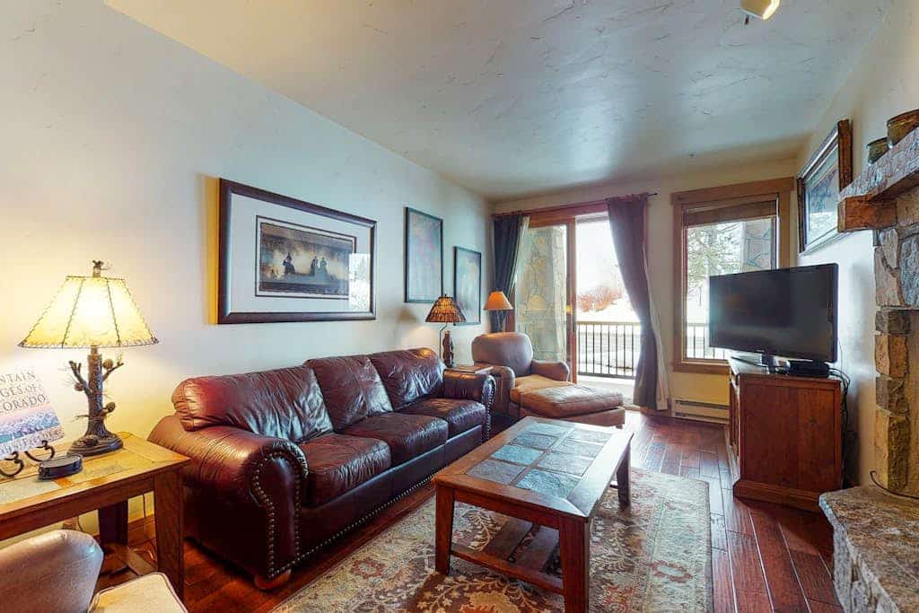 Walk-to-lift condo w/ fireplace, W/D, WiFi & shared hot tubs/pool/ski shuttle