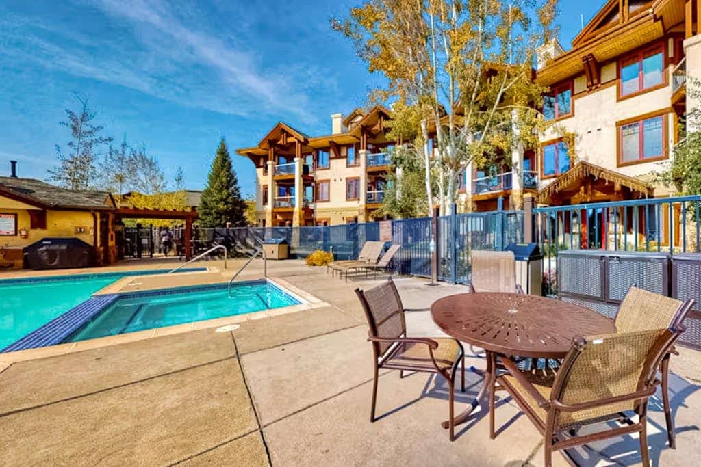 EagleRidge condo - fireplace, patio, pool, hot tubs, gym & W/D - walk to lifts