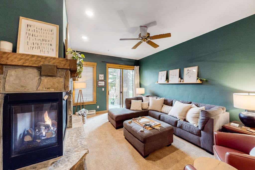 EagleRidge condo - fireplace, patio, pool, hot tubs, gym & W/D - walk to lifts