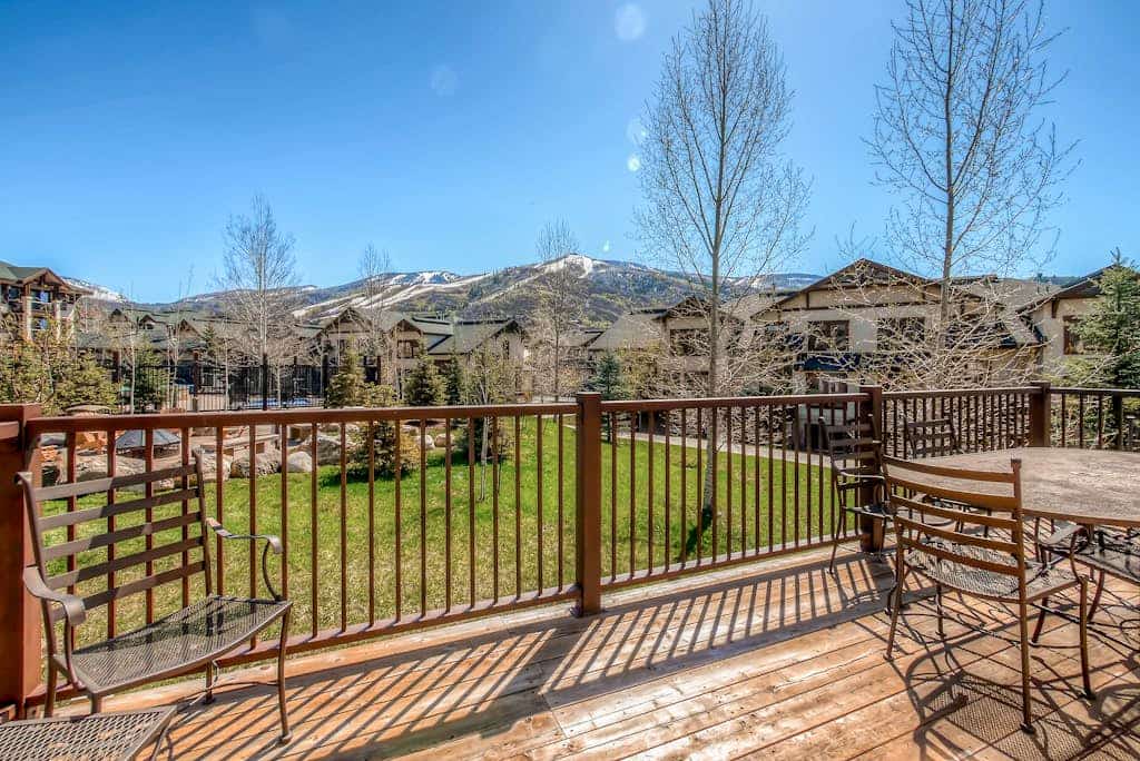 Mountain view townhome w/ fireplace, AC & shared pool/hot tubs - walk to gondola