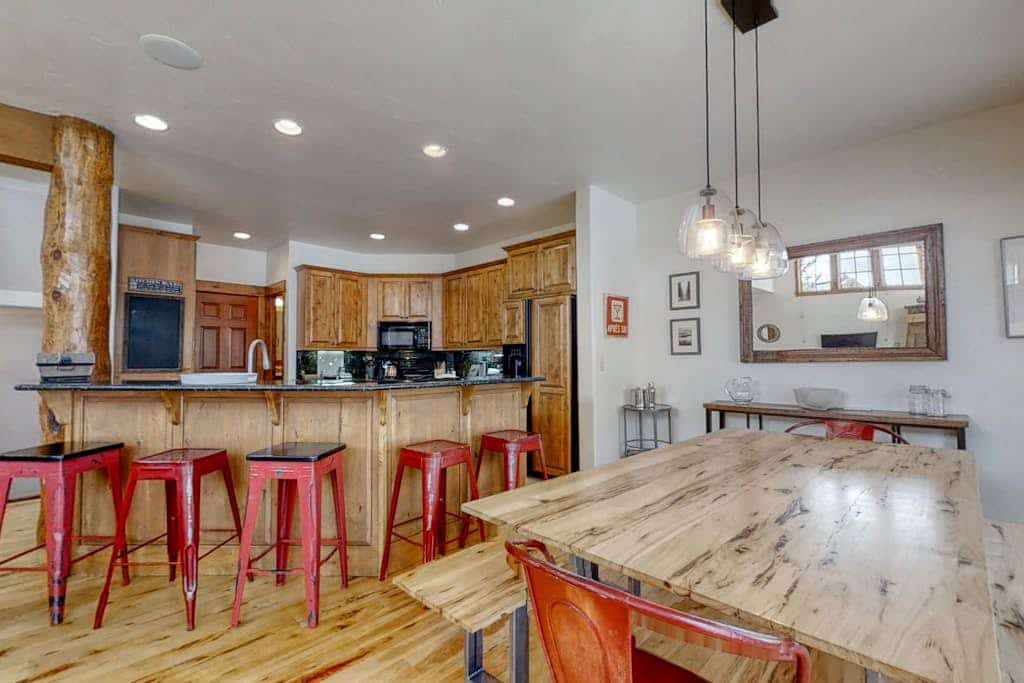 Mountain view townhome w/ fireplace, AC & shared pool/hot tubs - walk to gondola