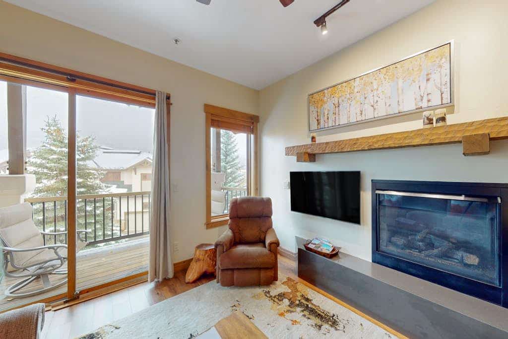 Walk-to-lift condo w/ shared hot tubs/pool/gym & amazing mountain views