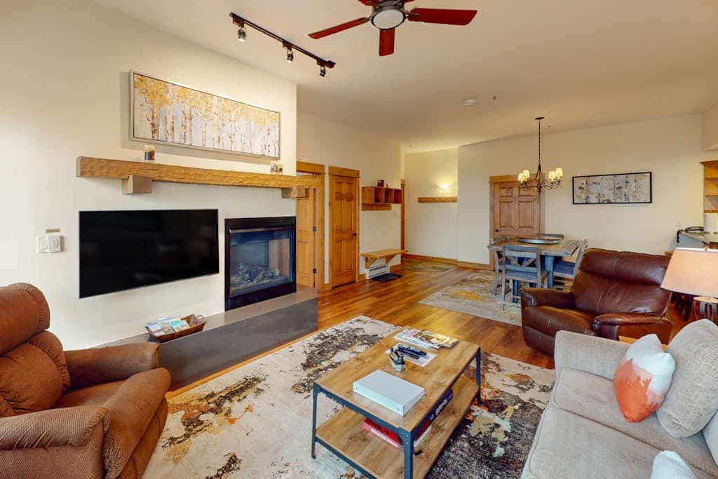 Walk-to-lift condo w/ shared hot tubs/pool/gym & amazing mountain views