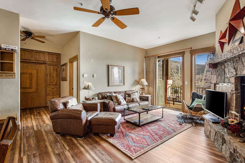 EagleRidge Lodge 306 Top-floor, walk-to-lift condo w/ fireplace, mtn view, resort hot tubs/pool