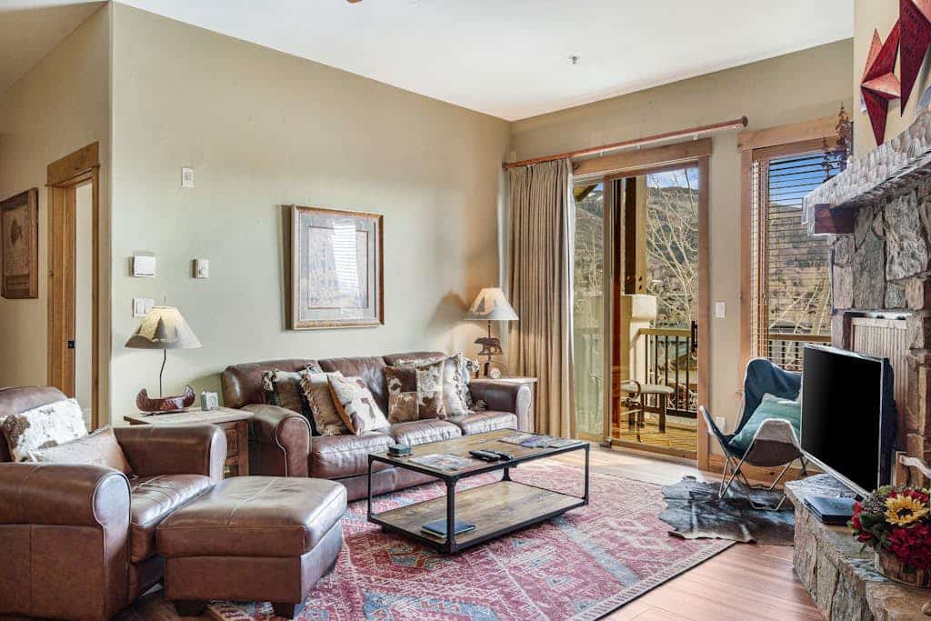 EagleRidge Lodge 306 Top-floor, walk-to-lift condo w/ fireplace, mtn view, resort hot tubs/pool