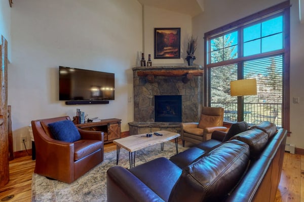 1444 EagleRidge Walk-to-lift townhome w/ fireplace, laundry & shared pool/hot tubs/steam room
