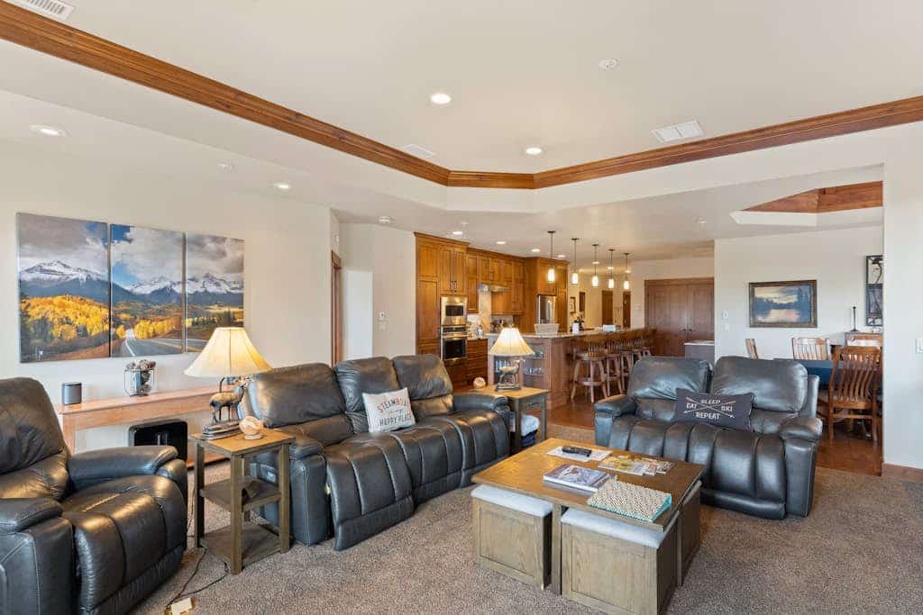 Meadows Buckingham 2 | Upscale Penthouse, Fireplace, Shared Hot Tub & Pool, Winter Shuttle