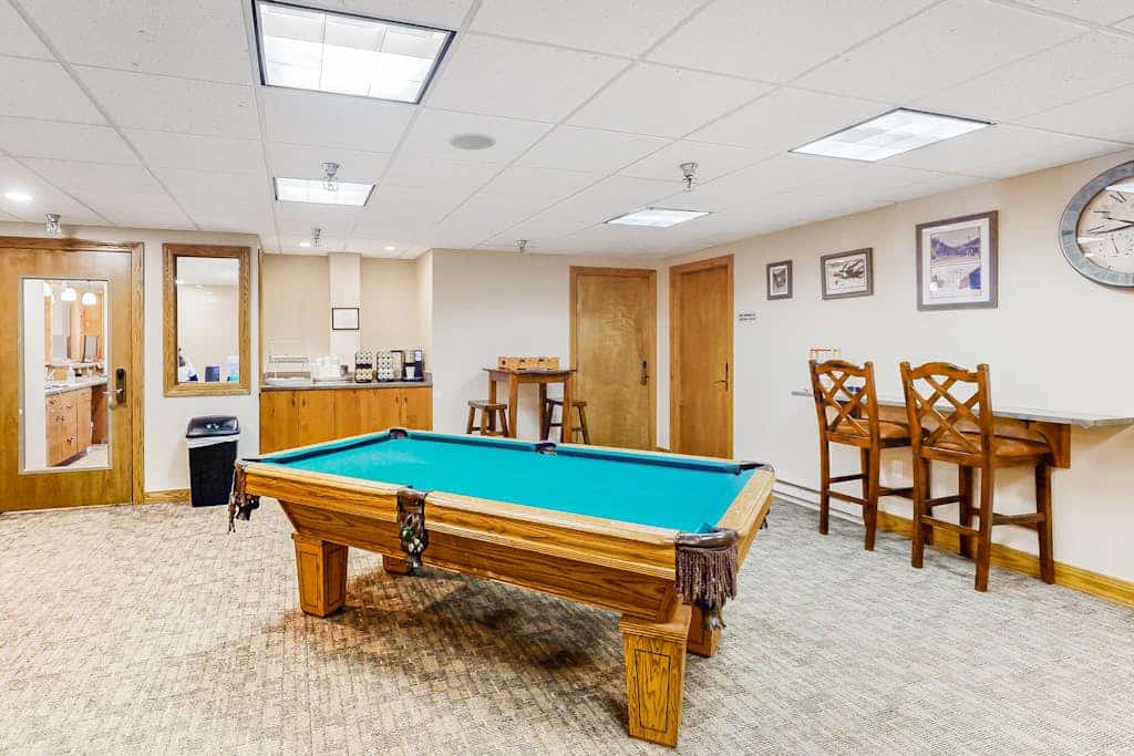 Mountain lodge feel with pool & hot tub - walk to the gondola